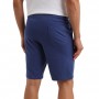 Llenando pantalones cortos de algodón