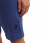 Llenando pantalones cortos de algodón