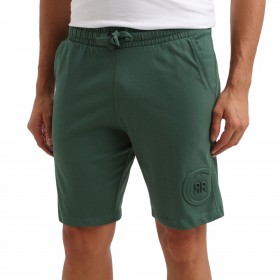 Llenando pantalones cortos de algodón