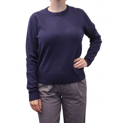 Pull col rond bleu marine pose