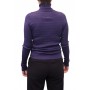 Mulher de gola alta da camisola feminina