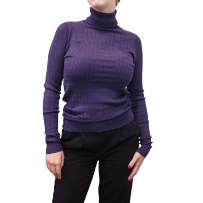 Mulher de gola alta da camisola feminina