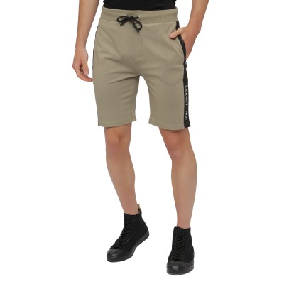 Bermuda Shorts vereint